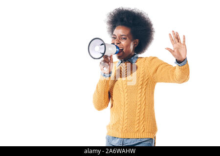 African American Girl in felpa gialla urlando nel megafono, isolato su bianco Foto Stock