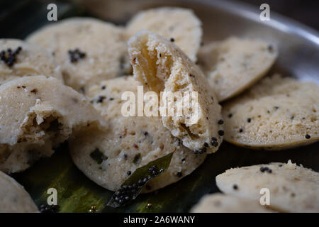 Tradizionale Indiano sud Colazione: Kanchipuram idlis (riso al vapore dolci), mostarde e dal Foto Stock