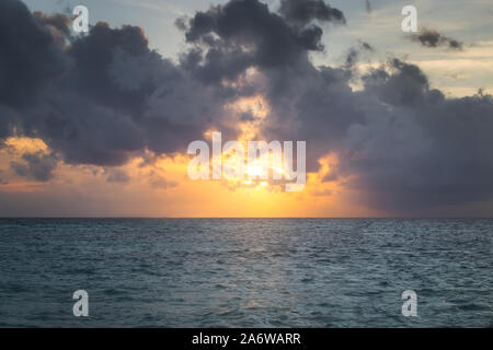 Bel tramonto sul mare Foto Stock