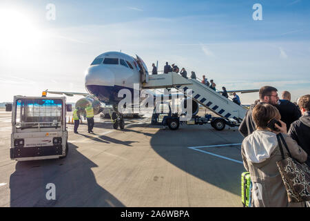 Ai passeggeri di utilizzare i passaggi a bordo di un British Airways piano aeroporto di Heathrow. Foto Stock