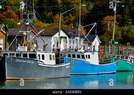 Tre east coast barche da pesca ormeggiate al pontile a Saint Martins New Brunswick Canada. Foto Stock