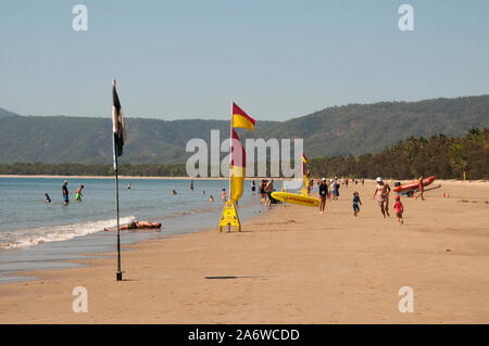 Lifesavers vegliare a quattro miglia di spiaggia a Port Douglas, un elegante destinazione turistica in Tropical North Queensland, Australia Foto Stock