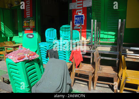 Le sedie in plastica impilati al di fuori di un bar, di Yangon, Myanmar, Asia. Foto Stock