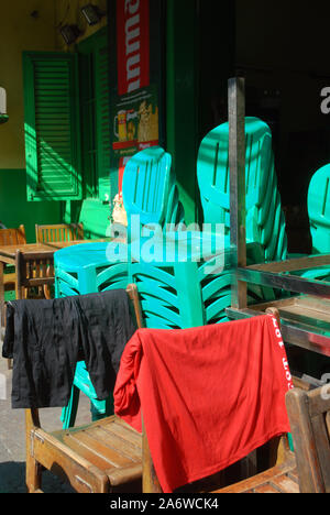 Le sedie in plastica impilati al di fuori di un bar, di Yangon, Myanmar, Asia. Foto Stock