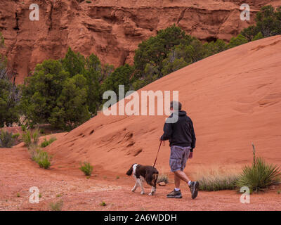 L'uomo cammina il suo cane nel sentiero natura, Kodachrome Basin Parco Statale, Cannonville, Utah. Foto Stock