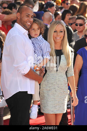 LOS ANGELES, CA. Agosto 05, 2013: Kendra Wilkinson Baskett & marito Hank Baskett III & figlio Hank Baskett IV alla premiere mondiale di Disney's aerei al El Capitan Theater di Hollywood. © 2013 Paul Smith / Featureflash Foto Stock