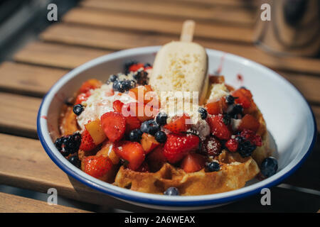 Deliziosi waffles con berry e gelato Foto Stock