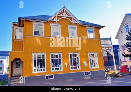 Akureyri, Islanda. Un colorato negozio con un esterno di orange corrungated metallo nel centro cittadino di Akureyri. Foto Stock