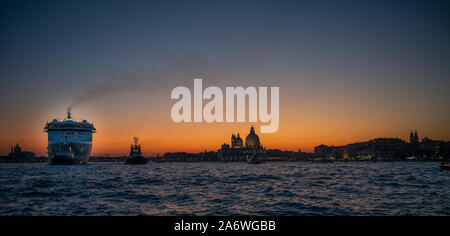 La laguna di Venezia vista dal mare al tramonto Foto Stock