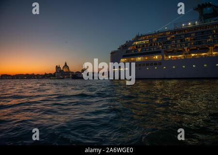 La laguna di Venezia vista dal mare al tramonto Foto Stock