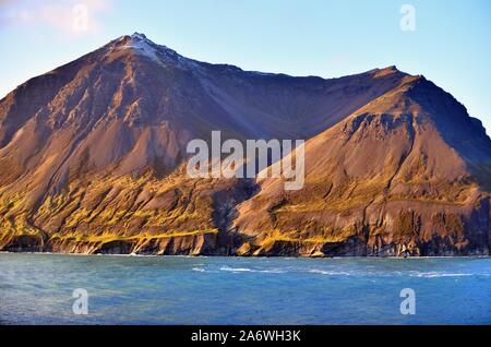 Borgarfjordur Eystri, Islanda. Una sezione di rocky e costa remoto dalla gamma Dyrfjoll lungo un fiordo fuori dal mare di Norvegia. Foto Stock