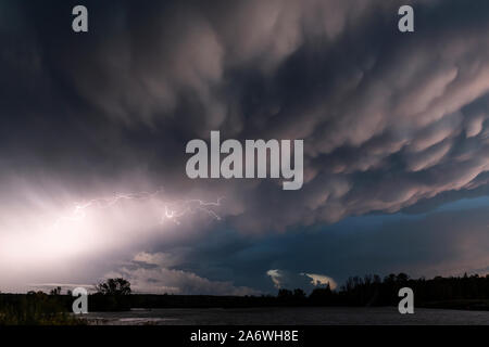 Temporale con mammatus nuvole e fulmini, Lago Superior, Autunno, Settembre, Wisconsin, USA, da Dominique Braud/Dembinsky Foto Assoc Foto Stock