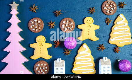 Vacanze di Natale piatto composizione laici di pan di zenzero e cioccolato cookie sul legno scuro tabella di sfondo con ornamenti di festa. Foto Stock