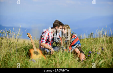 Escursionismo romance. Bella coppia romantica felice volti sorridenti sullo sfondo della natura. Ragazzo e ragazza con la chitarra. Passeggiata romantica. Canzone romantica. L'amore li ispira. Aria fresca e sentimenti puri. Foto Stock