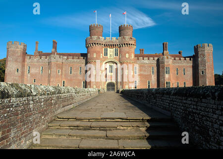 Il Castello di Herstmonceux, un xv secolo moated il mattone rosso struttura, su una luminosa giornata autunnale, vicino a Hailsham, East Sussex, England, Regno Unito Foto Stock