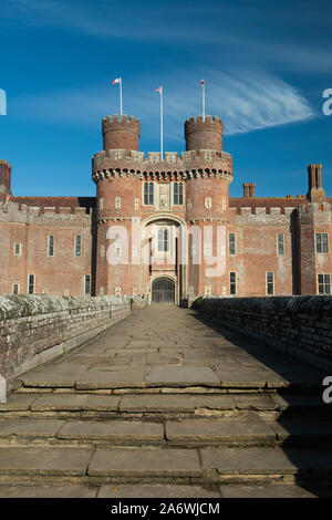 Il Castello di Herstmonceux, un xv secolo moated il mattone rosso struttura, su una luminosa giornata autunnale, vicino a Hailsham, East Sussex, England, Regno Unito Foto Stock