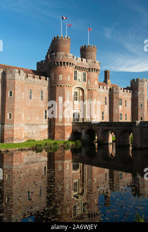 Il Castello di Herstmonceux, un xv secolo moated il mattone rosso struttura, su una luminosa giornata autunnale, vicino a Hailsham, East Sussex, England, Regno Unito Foto Stock