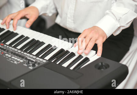 Le mani del musicista maschio giocare al sintetizzatore. Bracci Mens gioca solo di musica o nuova melodia. Chiudere dita di pianista al pianoforte chiavi. Slow motion Foto Stock