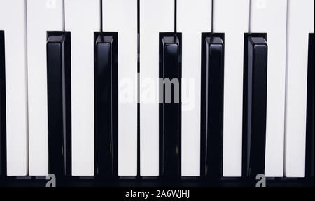 Il pianoforte o sintetizzatore elettronico (piano tastiera) sfondo tastiera MIDI e controller con i fader e i pulsanti. Concetto di chiudere la texture pattern mus Foto Stock