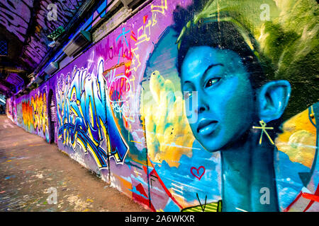 Murale di una faccia blu di una ragazza all'interno della Leake Street graffiti tunnel, London, Regno Unito Foto Stock