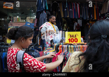 Gli amanti dello shopping al mercato in Sarojini Nagar quartiere di Delhi Foto Stock