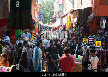 Il mercato del Sarojini Nagar quartiere di Delhi Foto Stock