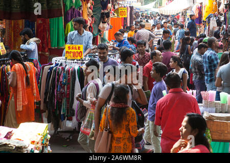 Il mercato del Sarojini Nagar quartiere di Delhi Foto Stock