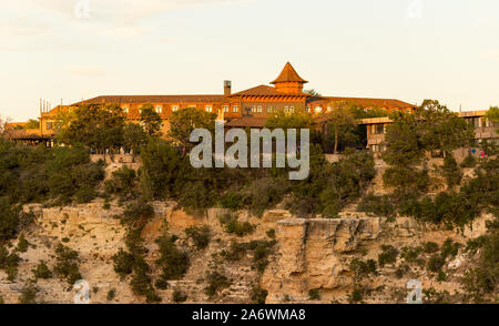 El Tovar Hotel Il Grand Canyon da una distanza sulla cima di scogliere ripide del canyon con un cielo blu Foto Stock