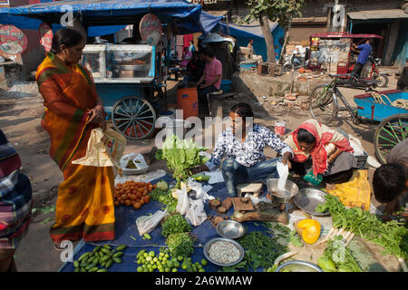 Venditore a vendere verdure nella vecchia città di Delhi Foto Stock