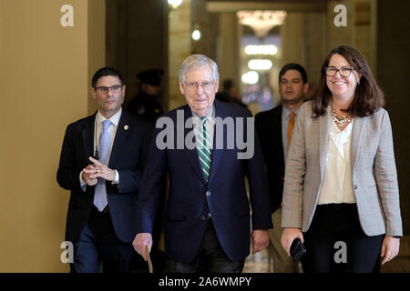 Washington DC, Stati Uniti d'America. 28 ott 2019. Il leader della maggioranza del senato Mitch McConnell, R-ky, (C) lascia il suo ufficio presso il Campidoglio di Washington il 28 ottobre 2019. Foto di Alex Wroblewski/UPI Credito: UPI/Alamy Live News Foto Stock