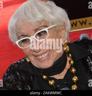 Los Angeles, Stati Uniti d'America. 28 ott 2019. Italian sceneggiatore e regista Lina Wertmuller parla con i giornalisti nel corso di una cerimonia di inaugurazione in onore di Wertmuller con il 2,679th della stella sulla Hollywood Walk of Fame a Los Angeles il lunedì, 28 ottobre 2019. Foto di Jim Ruymen/UPI Credito: UPI/Alamy Live News Foto Stock
