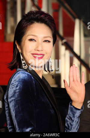 Tokyo, Giappone. 28 ott 2019. Hong Kong attrice Miriam Yeung sorride al suo arrivo alla cerimonia di apertura per la trentaduesima Tokyo International Film Festival per il suo film "sto livin'' a Tokyo lunedì, 28 ottobre 2019. 180 i film più recenti sarà lo screening in una settimana di festival. Credito: Yoshio Tsunoda/AFLO/Alamy Live News Foto Stock