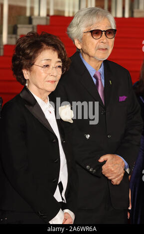 Tokyo, Giappone. 28 ott 2019. (L-R) attrice giapponese Chieko Baisho (L) ed il regista Yoji Yamada sorriso al momento del loro arrivo alla cerimonia di apertura per la trentaduesima Tokyo International Film Festival per il loro film "Tora-san, vi auguriamo dove qui' a Tokyo lunedì, 28 ottobre 2019. 180 i film più recenti sarà lo screening in una settimana di festival. Credito: Yoshio Tsunoda/AFLO/Alamy Live News Foto Stock