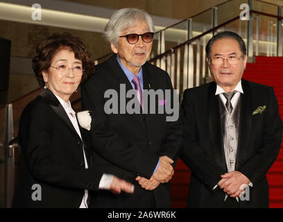 Tokyo, Giappone. 28 ott 2019. Attrice giapponese Chieko Baisho, regista Yoji Yamada e attore Gin Maeda sorriso al momento del loro arrivo alla cerimonia di apertura per la trentaduesima Tokyo International Film Festival per il loro film "Tora-san, vi auguriamo dove qui' a Tokyo lunedì, 28 ottobre 2019. 180 i film più recenti sarà lo screening in una settimana di festival. Credito: Yoshio Tsunoda/AFLO/Alamy Live News Foto Stock