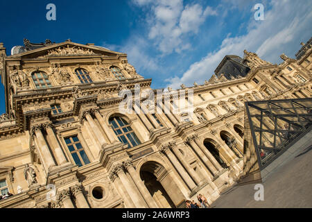 Louvre facciata con triangolo di vetro Francia big Art Museum, 29 ottobre 2019, Parigi, Francia, viaggia in Europa Foto Stock