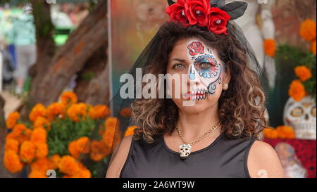 Bella donna con Catrina trucco al Dia de los Muertos evento presso la missione di San Luis Rey. Foto Stock