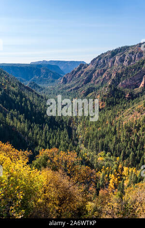 Vista panoramica dell'Oak Creek Canyon e dell'autostrada 89A tra Flagstaff e Sedona, Arizona Foto Stock