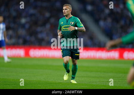 Porto, Portogallo. 27 ott 2019. Guga (Famalicao) Calcio/Calcetto : Portogallo "Liga nn.' match tra FC Porto 3-0 FC Famalicao all'Estadio do Doragao a Porto in Portogallo . Credito: Mutsu Kawamori/AFLO/Alamy Live News Foto Stock