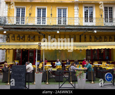 Cafe featured in Van Gogh pittura notturna in Place du Forum ad Arles Bouches du Rhone, Provenza, Francia Foto Stock