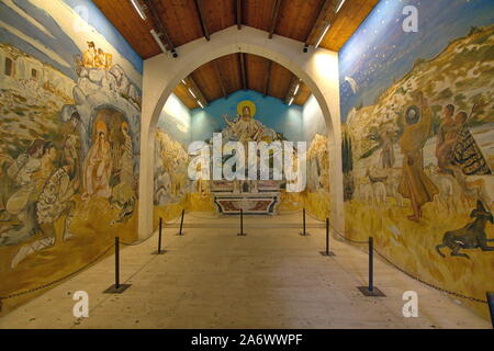 Murales in La Chapelle des Pénitents Blancs in ril villaggio di Les Baux de Provence, Bouches du Rhone, Provenza, Francia Foto Stock