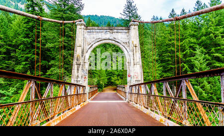 La storica seconda Alexandra ponte tra Spuzzum e Hell's Gate lungo la Trans Canada Highway in British Columbia, Canada Foto Stock