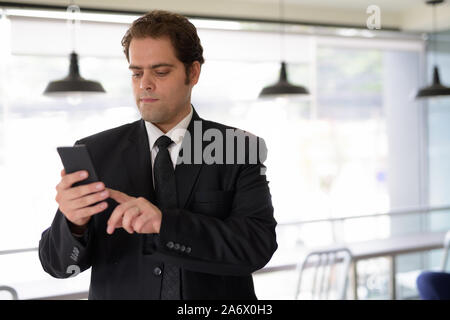 Ritratto di imprenditore iraniano in un momento di relax a casa Foto Stock