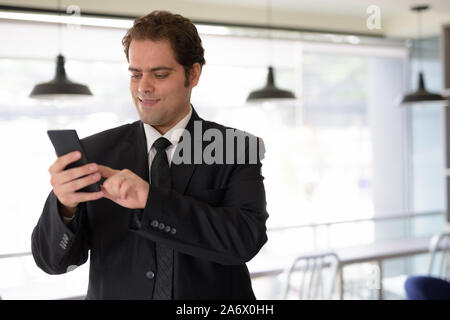 Ritratto di imprenditore iraniano in un momento di relax a casa Foto Stock