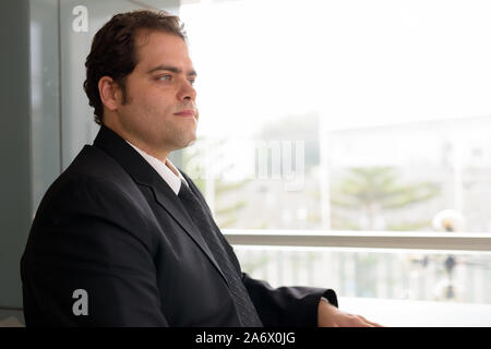 Ritratto di imprenditore iraniano in un momento di relax a casa Foto Stock