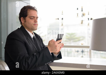 Ritratto di imprenditore iraniano in un momento di relax a casa Foto Stock