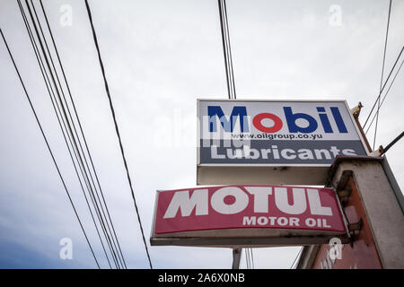 Belgrado, Serbia - 14 ottobre 2018: Motul e Mobil Lubricants e logo dell'olio su un rivenditore in Serbia. Motul e Mobil sono marchi di olio motore e lubr Foto Stock