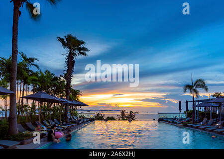 Hotel piscina infinity al tramonto, Pattaya, Chon Buri, Thailandia Foto Stock