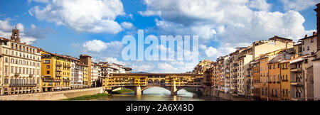 Vista del Ponte Vecchio a Firenze Toscana Italia Foto Stock