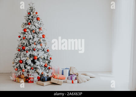 Anno nuovo Natale Home bianco interno albero di Natale luci brillano Foto Stock