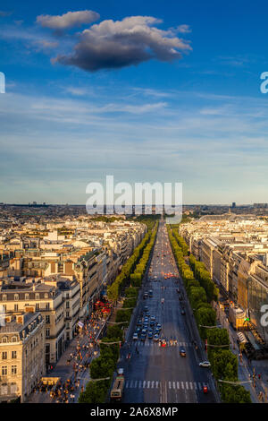 Vista di Parigi dalla cima dell'Arco di Trionfo Foto Stock